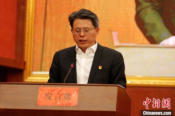 圖為果洛州委常委、副州長、上海市援青聯(lián)絡(luò)組組長馮志勇總結(jié)對口支援十年工作?！」逯菸麄鞑抗﹫D 攝