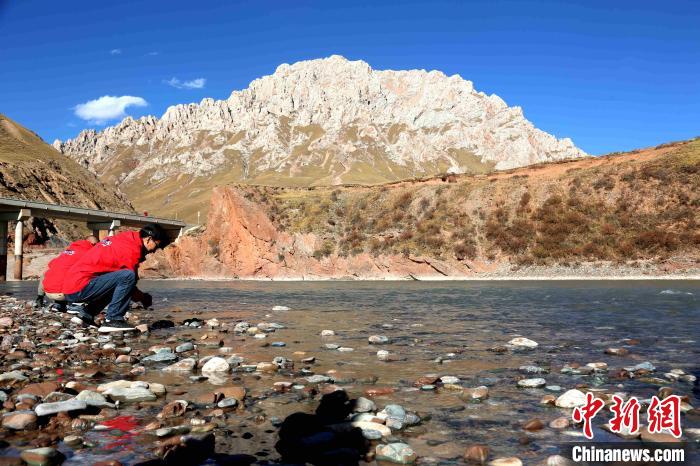 圖為中外記者在雜多縣境內(nèi)的瀾滄江干流采訪當?shù)厣鷳B(tài)保護情況?！?zhí)砀?攝