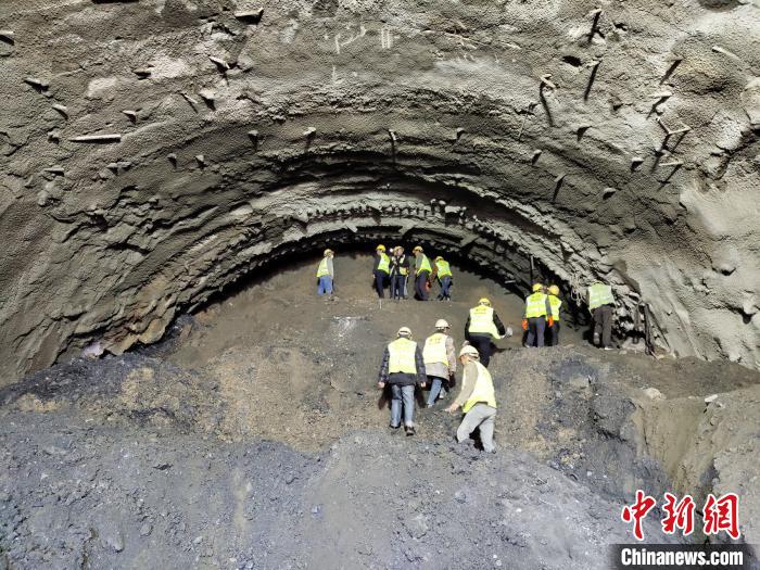 圖為久馬高速查針梁子隧道施工現(xiàn)場。　王鵬 攝