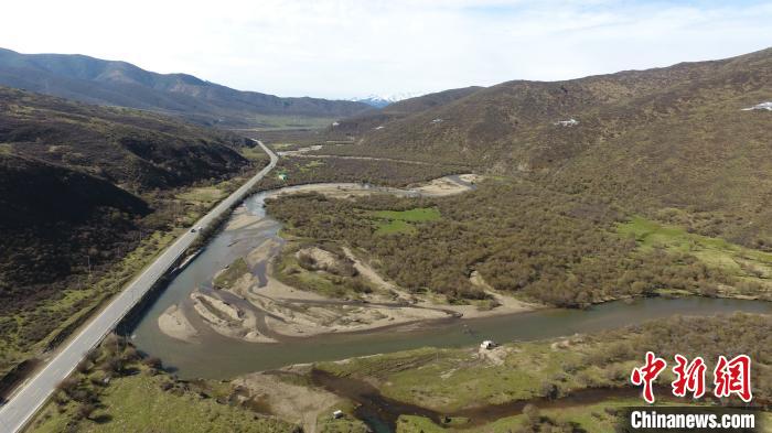 久馬高速沿線地貌。四川交投藏高公司供圖