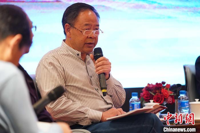 圖為青海省藝術(shù)研究所所長、文化學(xué)者耿占坤發(fā)表觀點(diǎn)?！√K丹 攝