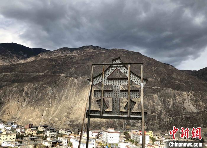 圖為處在山巒腳下的奔子欄?！】姵?攝