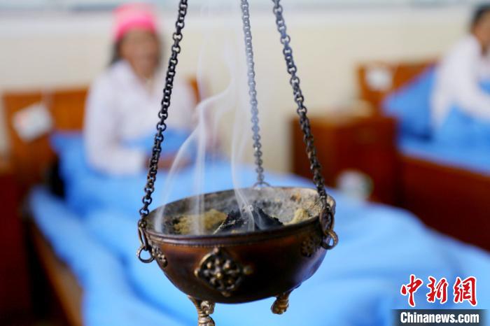 圖為藏醫(yī)熏藥療法?！「哒?攝