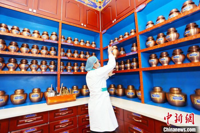 近年來，夏河縣藏醫(yī)醫(yī)院在基礎(chǔ)設(shè)施、醫(yī)療服務(wù)、業(yè)務(wù)拓展、人才梯隊、制度建設(shè)等都發(fā)生了巨大變化。　高展 攝