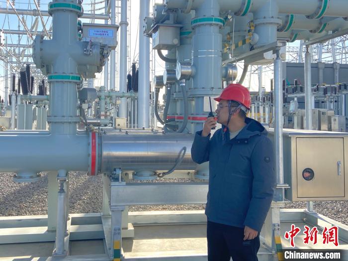 圖為國網(wǎng)青海檢修公司專業(yè)人員在沙柳變電站驗(yàn)收設(shè)備?！√岂?攝