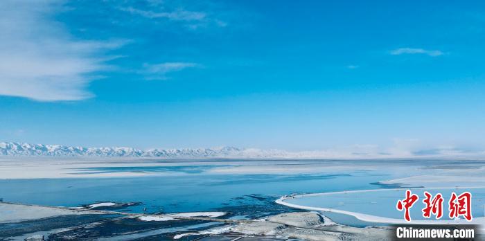 圖為冬季茶卡天空壹號(hào)景區(qū)?！±罱瓕?攝
