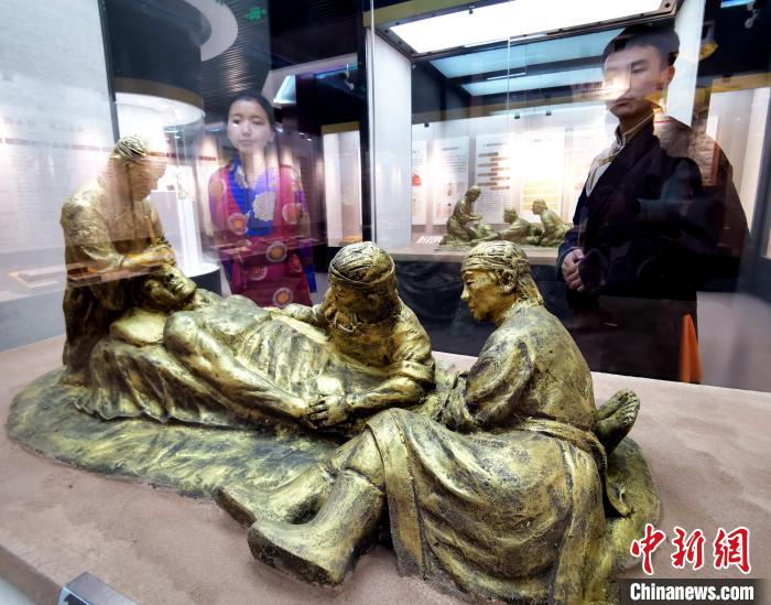 圖為模擬的藏醫(yī)眼科手術(shù)場(chǎng)景?！?zhí)砀?攝