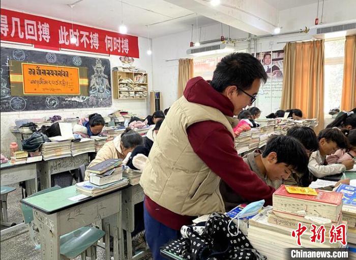 學(xué)生在免費(fèi)輔導(dǎo)班上課?！∧岈敵?攝