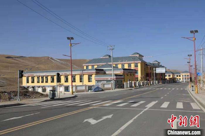 青海黃河岸畔“脫貧戰(zhàn)歌”：村民感受“穩(wěn)穩(wěn)的幸?！?/></a></div>
                        <div   id=