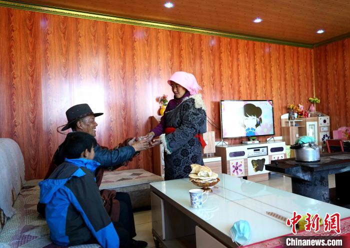 圖為易地搬遷后的哇保家。　才項什姐 攝