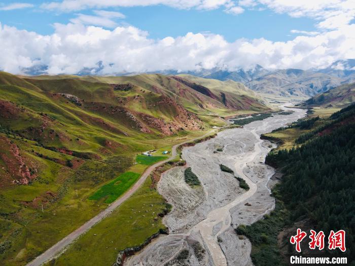 資料圖為祁連山國(guó)家公園青海片區(qū)。　李江寧 攝