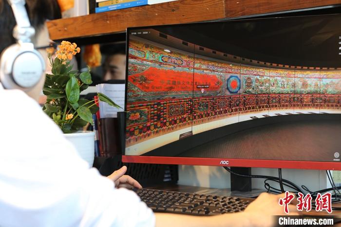 2月23日，青海西寧，市民利用VR瀏覽長達(dá)608米的《中國藏族文化藝術(shù)彩繪大觀》。農(nóng)歷辛丑牛年新年“巧遇”藏歷鐵牛新年，青海高原農(nóng)牧民特別是生活在城市的藏族民眾，正享受從“流口水”的糌粑到“鎮(zhèn)館之寶”VR體驗(yàn)的味覺、視覺“大餐”之變。<a target='_blank' ><p  align=