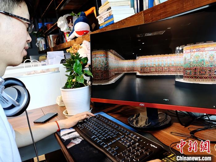 2月23日，青海西寧，市民利用VR瀏覽長達(dá)608米的《中國藏族文化藝術(shù)彩繪大觀》。農(nóng)歷辛丑牛年新年“巧遇”藏歷鐵牛新年，青海高原農(nóng)牧民特別是生活在城市的藏族民眾，正享受從“流口水”的糌粑到“鎮(zhèn)館之寶”VR體驗(yàn)的味覺、視覺“大餐”之變。<a target='_blank' ><p  align=