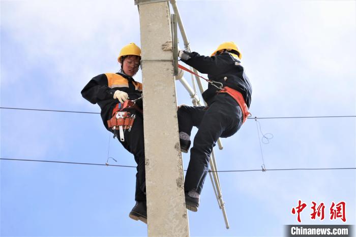 青藏鐵路線上的“95后”女“蜘蛛俠”：“掛”在支柱上數(shù)火車(chē)