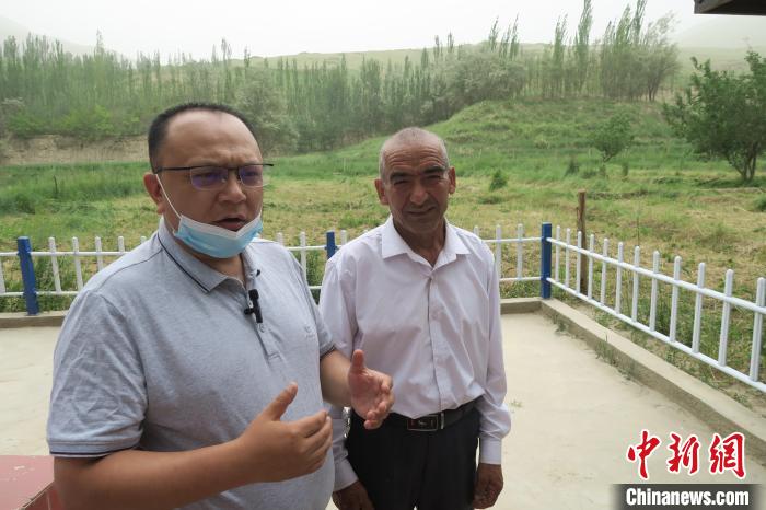 圖右為普魯村當(dāng)年迎接進(jìn)藏先遣連入村的見證者后代西日普·依布地?！畛坛?攝