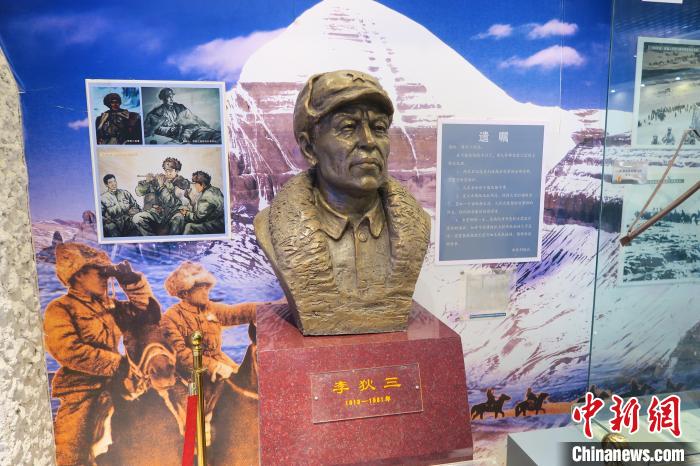 圖為南疆軍區(qū)某合成團1連榮譽室，雕像是進(jìn)藏先遣英雄連總指揮李狄三。　楊程晨 攝