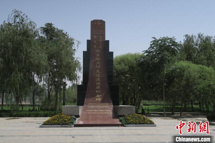 圖為位于于田縣中心的中國人民解放軍獨立騎兵師先遣連進(jìn)藏紀(jì)念碑?！畛坛?攝