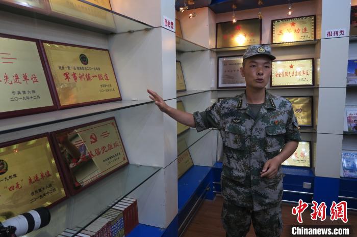 圖為南疆軍區(qū)某合成團1連連長齊楠?！畛坛?攝