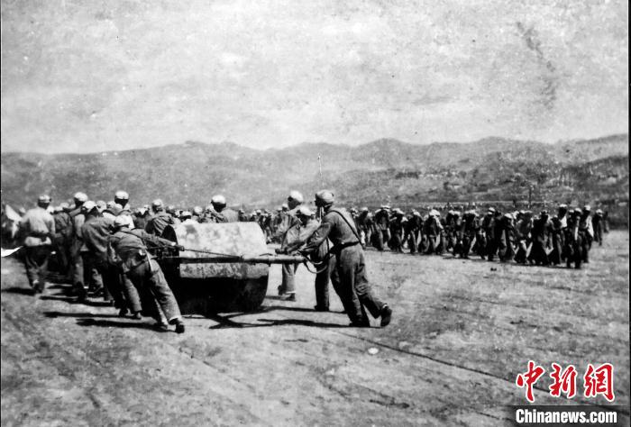 十八軍戰(zhàn)士修建機(jī)場(chǎng)跑道。(歷史圖片由十八軍后代張小康提供，劉炳科翻拍)