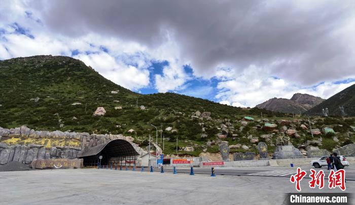 已建成通車的雀兒山隧道?！⒅铱?攝