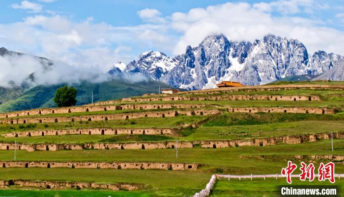 十八軍甘孜窯洞群?！⒅铱?攝