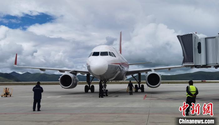 康定機(jī)場(chǎng)一架航班降落?！⒅铱?攝