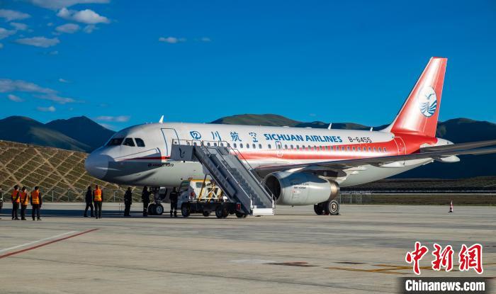 甘孜格薩爾機(jī)場(chǎng)?！⒈?攝