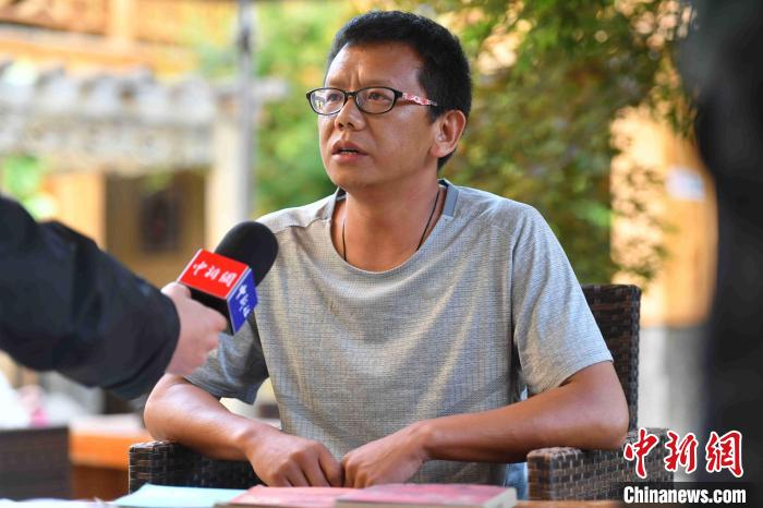 圖為和澗秋接受記者采訪?！⑷疥?攝