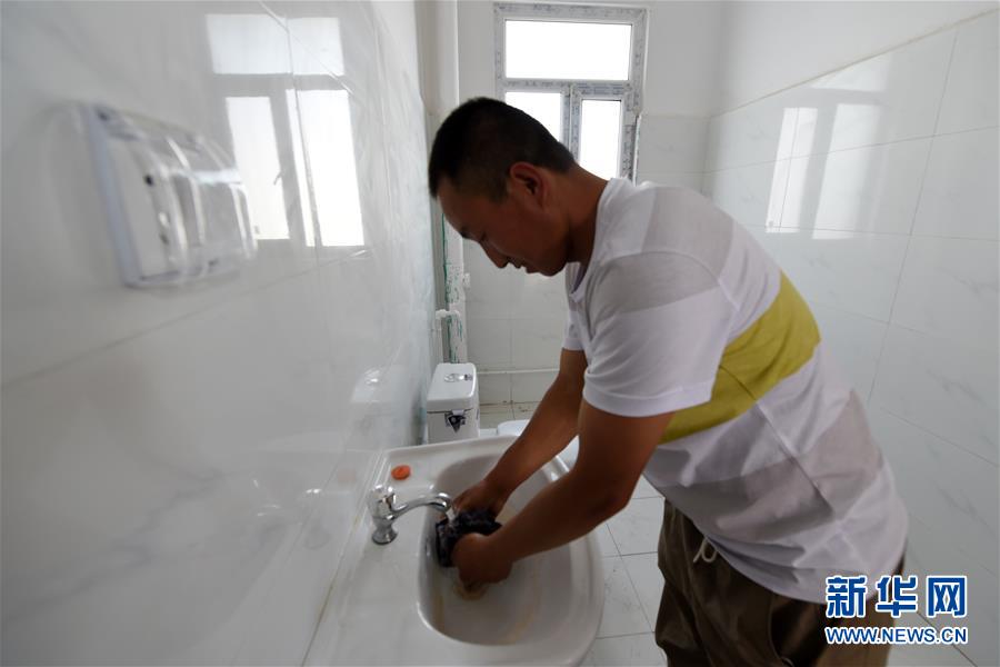 （新華全媒+）（23）千里“挪窩”，踏實(shí)開啟新生活