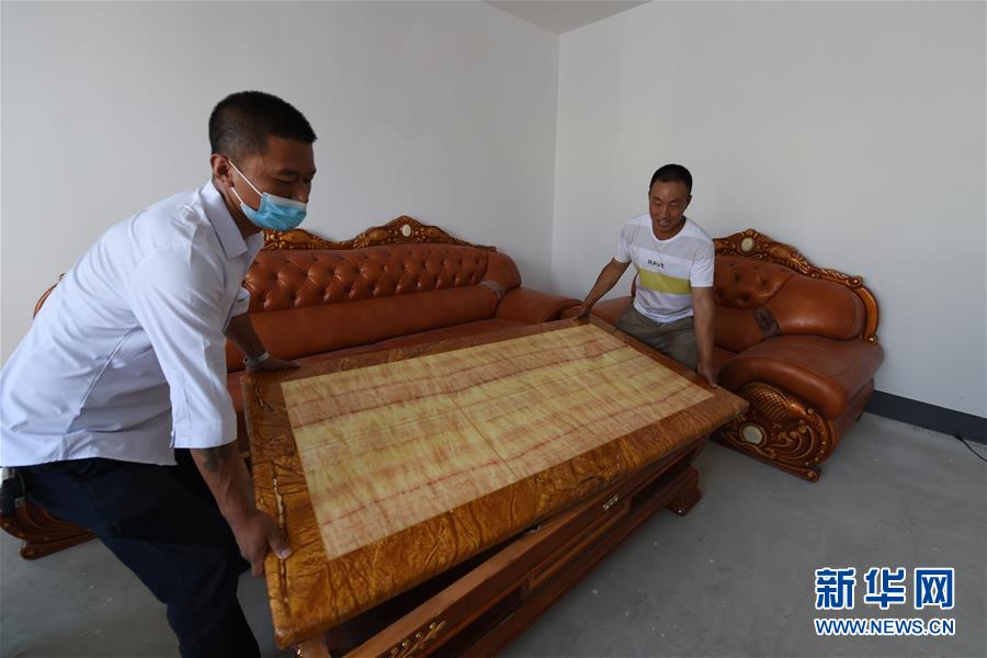 （新華全媒+）（27）千里“挪窩”，踏實(shí)開啟新生活