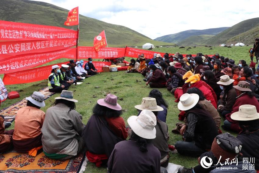 草地上宣講。巴登攝