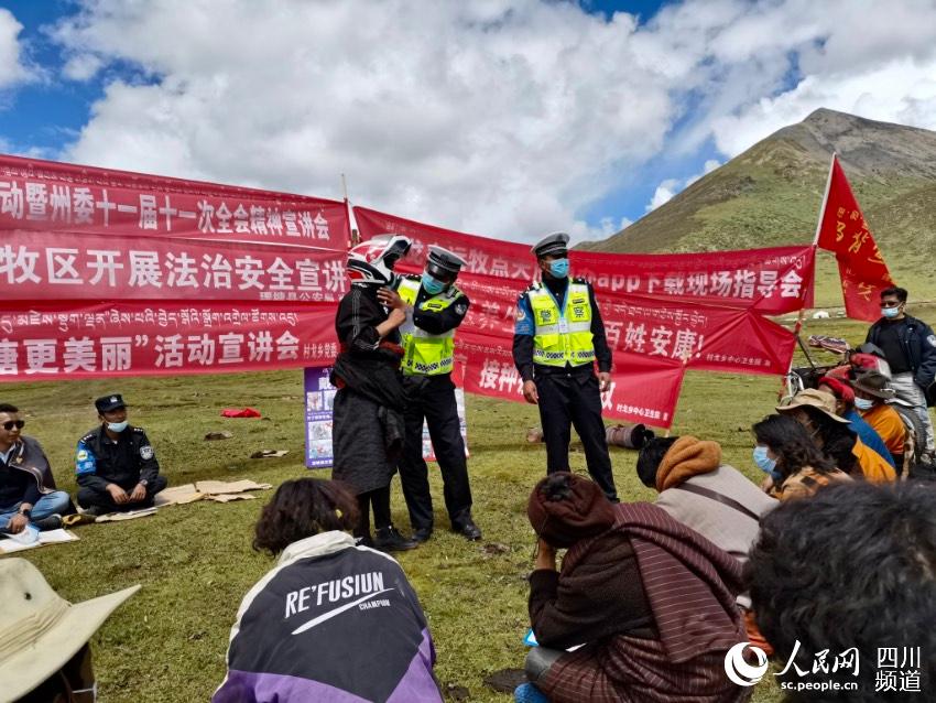 給牧民講如何佩戴安全頭盔。巴登攝