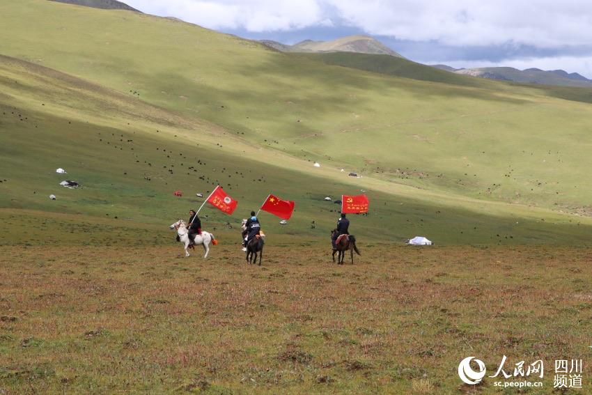 馬背宣講隊(duì)。巴登攝