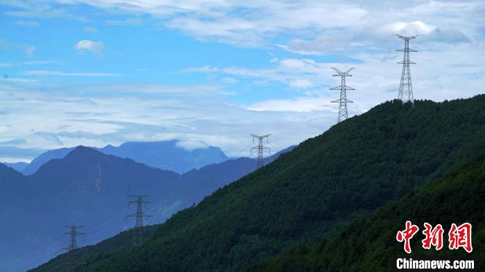 甘蜀改500千伏線路二郎山上架線施工現(xiàn)場(chǎng)?！∽T謝陽(yáng) 攝