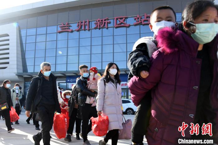 圖為搬遷民眾剛出火車站。　丁凱 攝