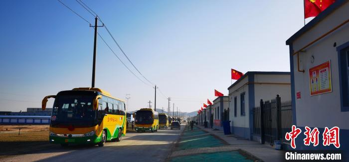 圖為搬遷民眾抵達(dá)安置區(qū)?！∥航ㄜ?攝