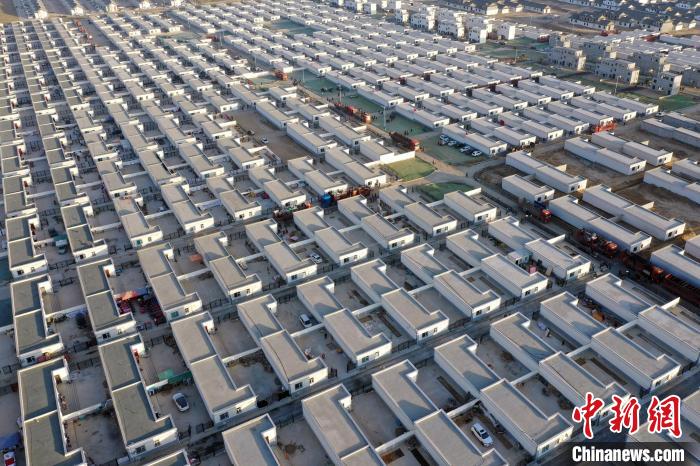 圖為蘭州新區(qū)移民安置區(qū)。　丁凱 攝