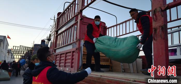 圖為志愿者幫忙搬運(yùn)家具等物資。　魏建軍 攝