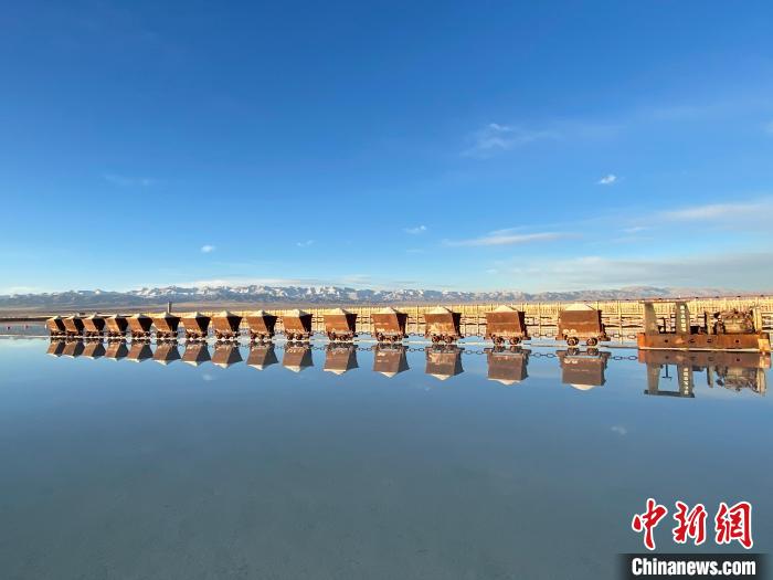 圖為小火車倒影在湖中，湖面如圖明鏡一般?！●R翔 攝