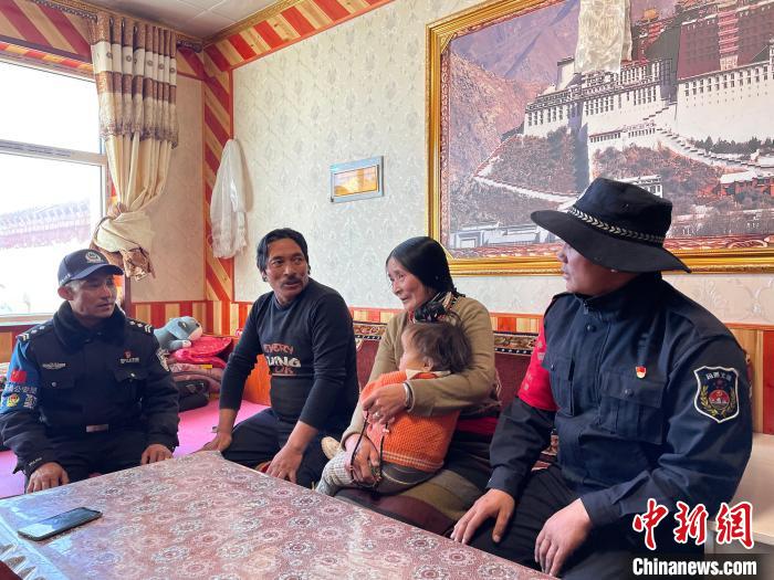 圖為派出所民警和義警入戶了解情況。　祁繡娟 攝