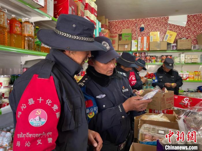 圖為派出所民警和義警對(duì)沿街店鋪檢查。　祁繡娟 攝