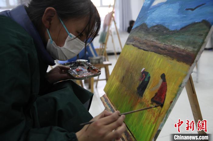 圖為學生跟著老師學習繪畫?！『F龍 攝