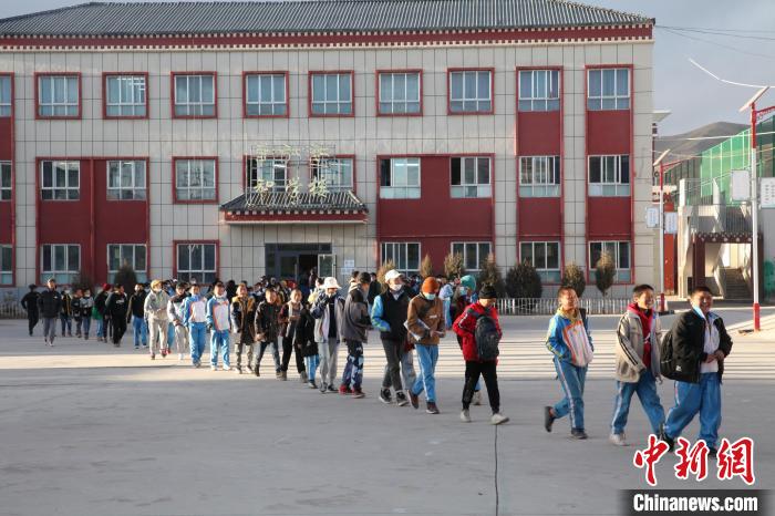 圖為瑪沁縣第一民族中學?！『F龍 攝