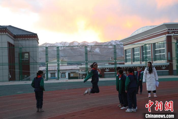 圖為學生們開展社團活動?！『F龍 攝