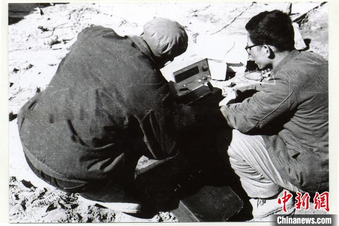 中鐵西北院科技工作者在風(fēng)火山觀測(cè)站收集儀表數(shù)據(jù)。(資料圖) 中鐵西北科學(xué)研究院供圖