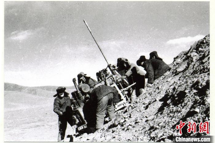 中鐵西北院科技工作者肩挑手扛運(yùn)送地質(zhì)鉆機(jī)。(資料圖) 中鐵西北科學(xué)研究院供圖