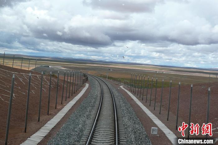 圖為熱棒技術(shù)在青藏鐵路凍土區(qū)的應(yīng)用。(資料圖) 中鐵西北科學(xué)研究院供圖