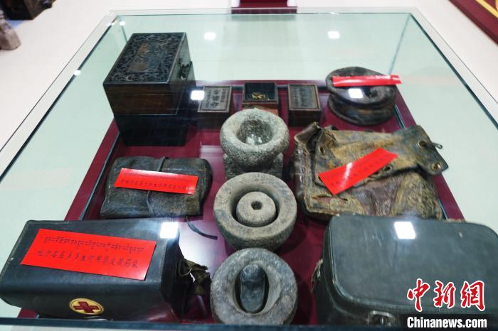 圖為藏醫(yī)傳統(tǒng)制藥石鍋石槽。　馬銘言 攝