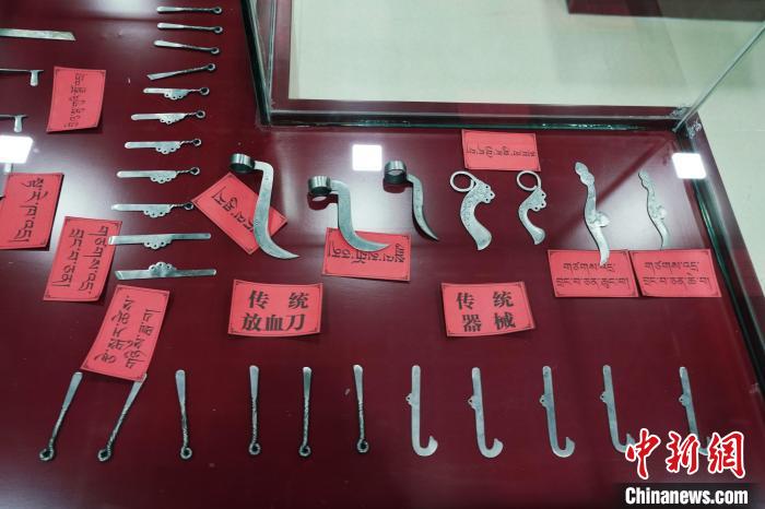 圖為藏醫(yī)古傳統(tǒng)醫(yī)療器械?！●R銘言 攝
