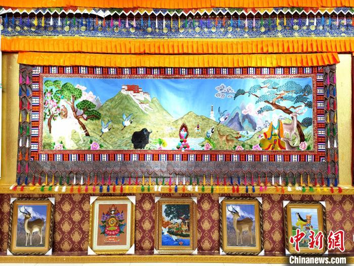 圖為藏繡作品?！∑钤鲚?攝